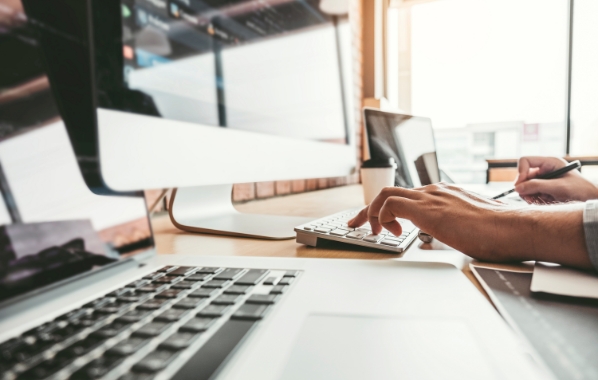 Bildschirme mit Website-Code