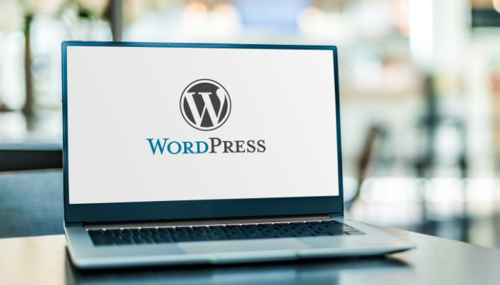 Laptop mit WordPress auf dem Bildschirm