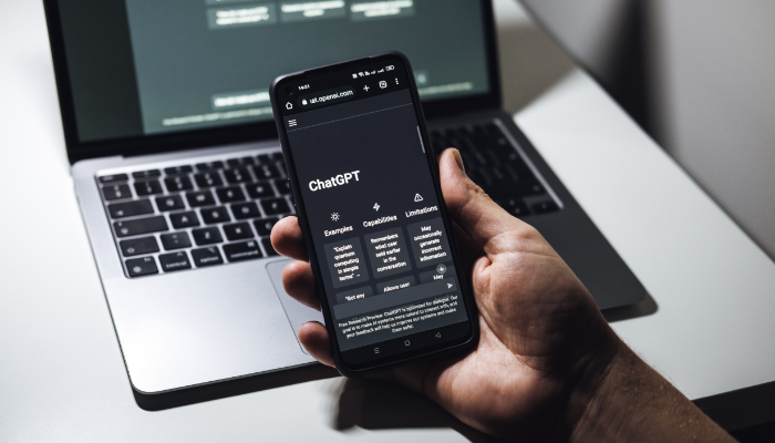 Handy mit ChatGPT auf dem Bildschirm