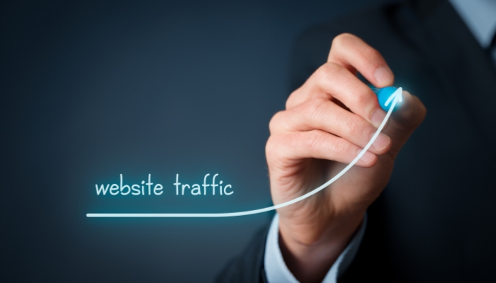 Pfeil nach oben und Schrift website traffic