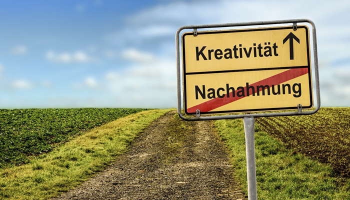 Ortsausgangsschild von Nachahmung zu Kreativität